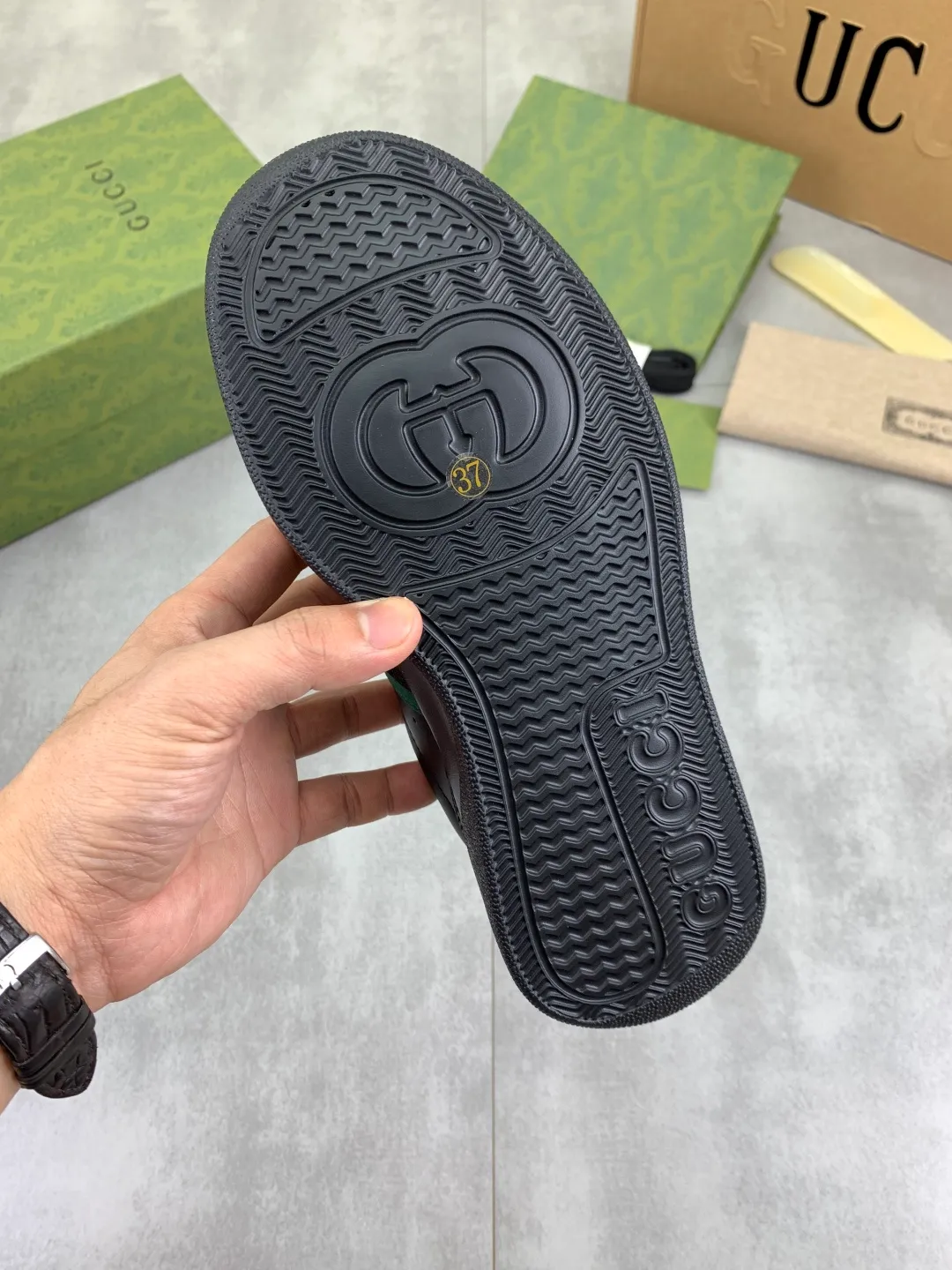 Men's shoes 💰P600 new GUCCI high version 🆕New series, 👫couple biscuit shoes, thick-soled sneakers, these are really comfortable, super light, comfortable and versatile, 👍a must-have item, this item is full of fun retro flavor. G’s new series continues to seek inspiration from daily life in other eras and incorporates the essence of current design to create refreshing designs. This sneaker is made of GG printed canvas and decorated with the classic double G monogram pattern, highlighting the profound connotation of the brand logo. GG printed embossed leather, glossy leather details, 5cm taller, instantly enhances your aura when worn! (With a complete set of packaging bags) Airplane box Size: 35-45